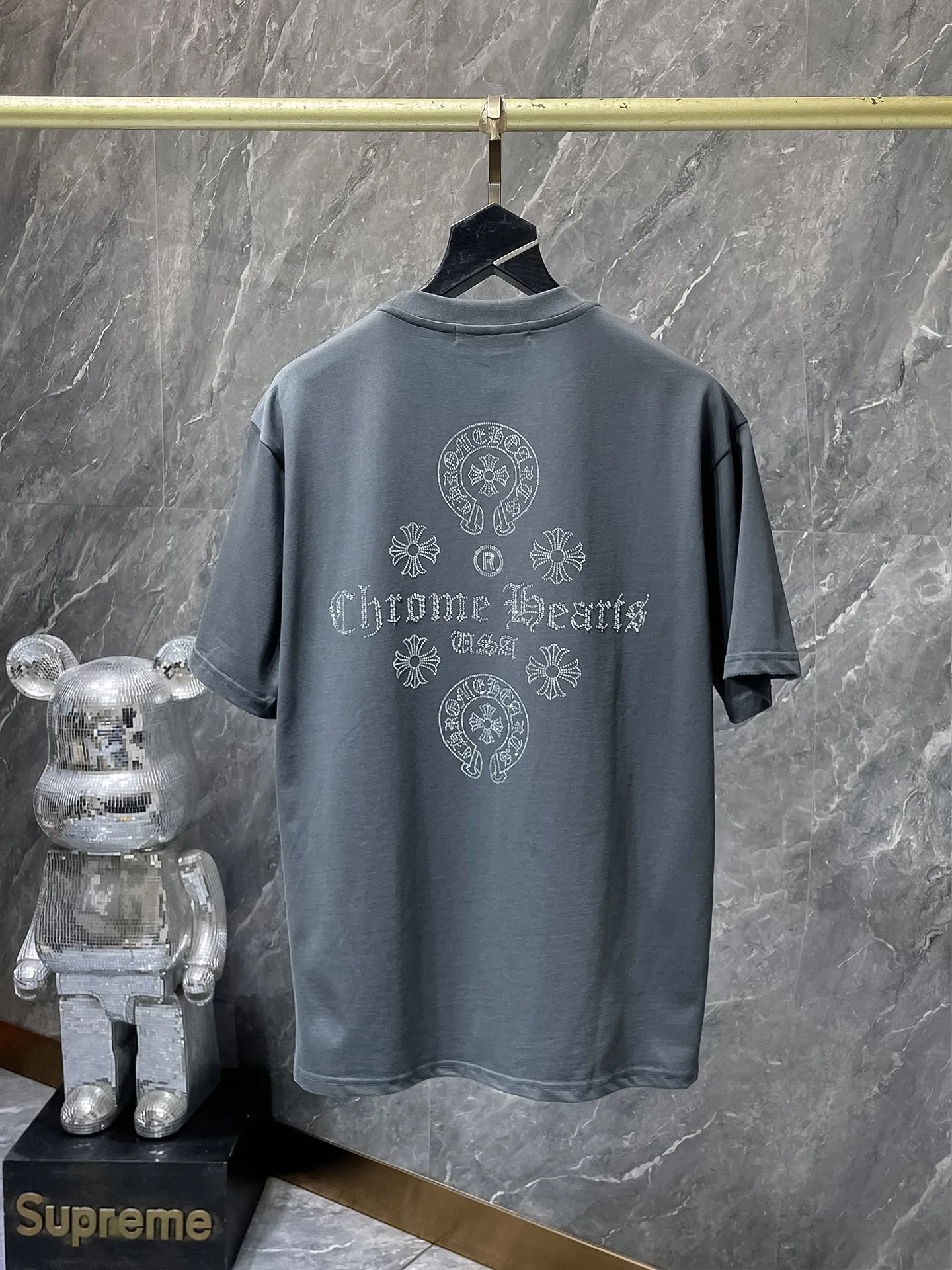 P166 New Chrome Hearts 25ss for summer. High-weight, environmentally friendly and high-quality top-grade fabric. 260g~270g. Heavy-duty hot-drilled horseshoes and Sanskrit letters cross short sleeves. Counter synchronization. 1:1 replica version. Recommended colors: black, white, gray. Size: S, M, L, XL.
